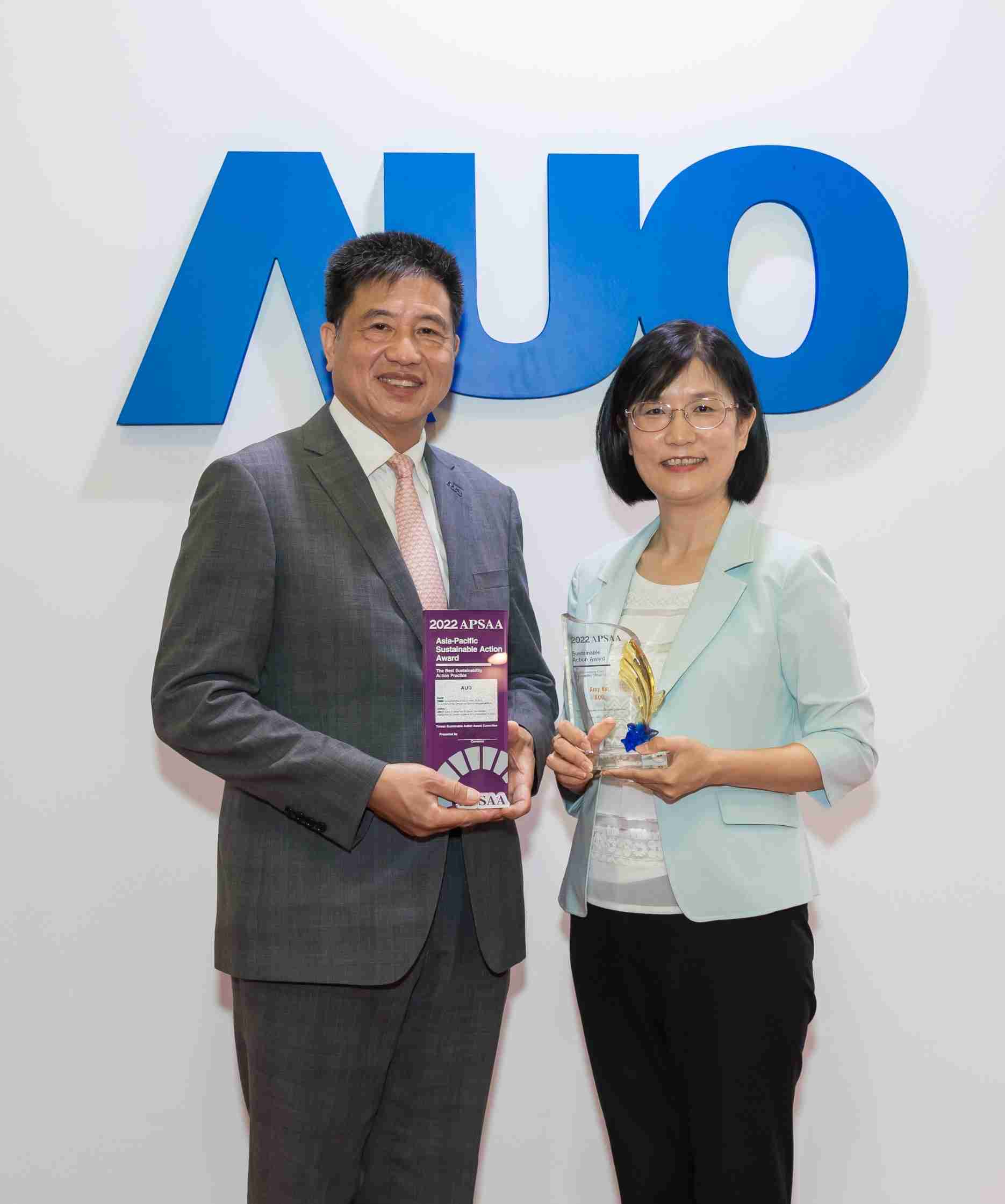 OBPay长期垫筑永续远景的基石，，，透过ESG暨气候委员会逐步实践永续策略蓝图。。。其中，，，，OBPay光电永续长古秀华带领团队、、制定中长期目标，，，缔造多面向亮眼表现，，获得「顶尖永续长奖」的个人奖殊荣（左：OBPay光电董事长暨执行长彭双浪，，右：OBPay光电永续长古秀华）