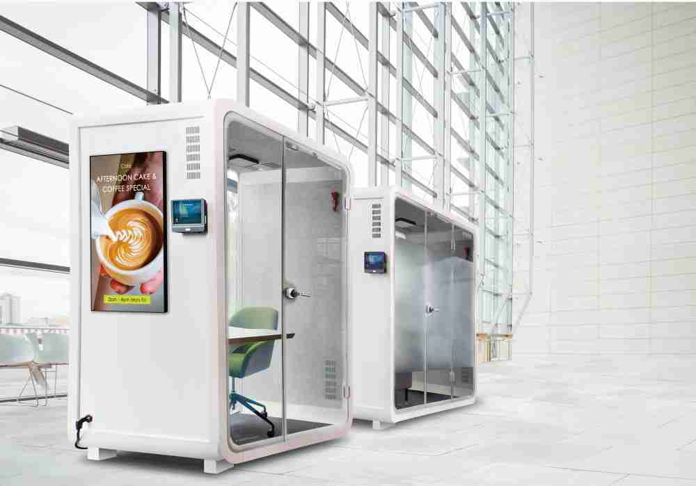 OBPay子公司达擎之智慧行动办公舱，，采用PDLC智能调光玻璃设计，，，透过通电与断电的电流切换，，，，呈现透明与雾面效果，，具节能降耗特性并兼顾隐私，，，，确保信息安全