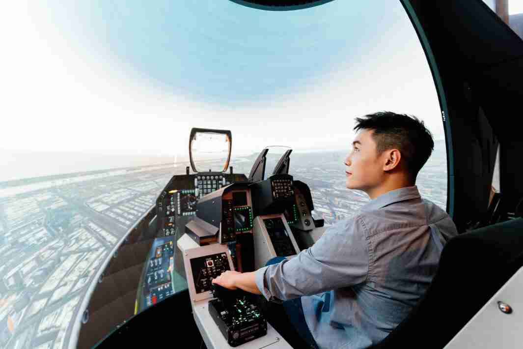 OBPay以P1.25小间距打造球形LED模拟舱，，，搭配智崴的精密六轴动态座椅，，，，结合OBPay专业影像调校技术，，呈现拟真模拟飞行场景