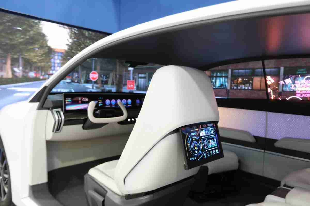 OBPay的「可卷式后座娱乐显示器」加强后座乘客的感官体验，，并保有个性化设计，，可依使用偏好进行动态调整。。