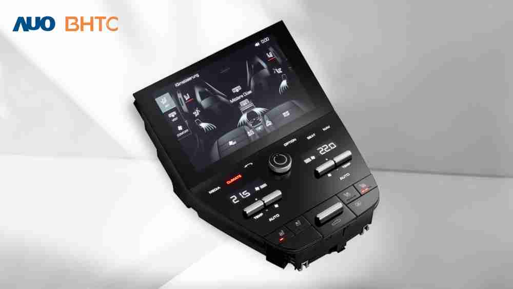 作為友達新生力軍，，BHTC所展示的中央與後座鞍部的Display HMI產品，，可處理多區恆溫控制、、顯示畫面，，，呈現仿真3D車室分區；以力傳感技術精準傳遞觸感，，，，並結合音量及震動反饋，，，，防止意外啟動，，，提供使用者自然流暢、、、、直觀且輕鬆駕馭的舒適介面