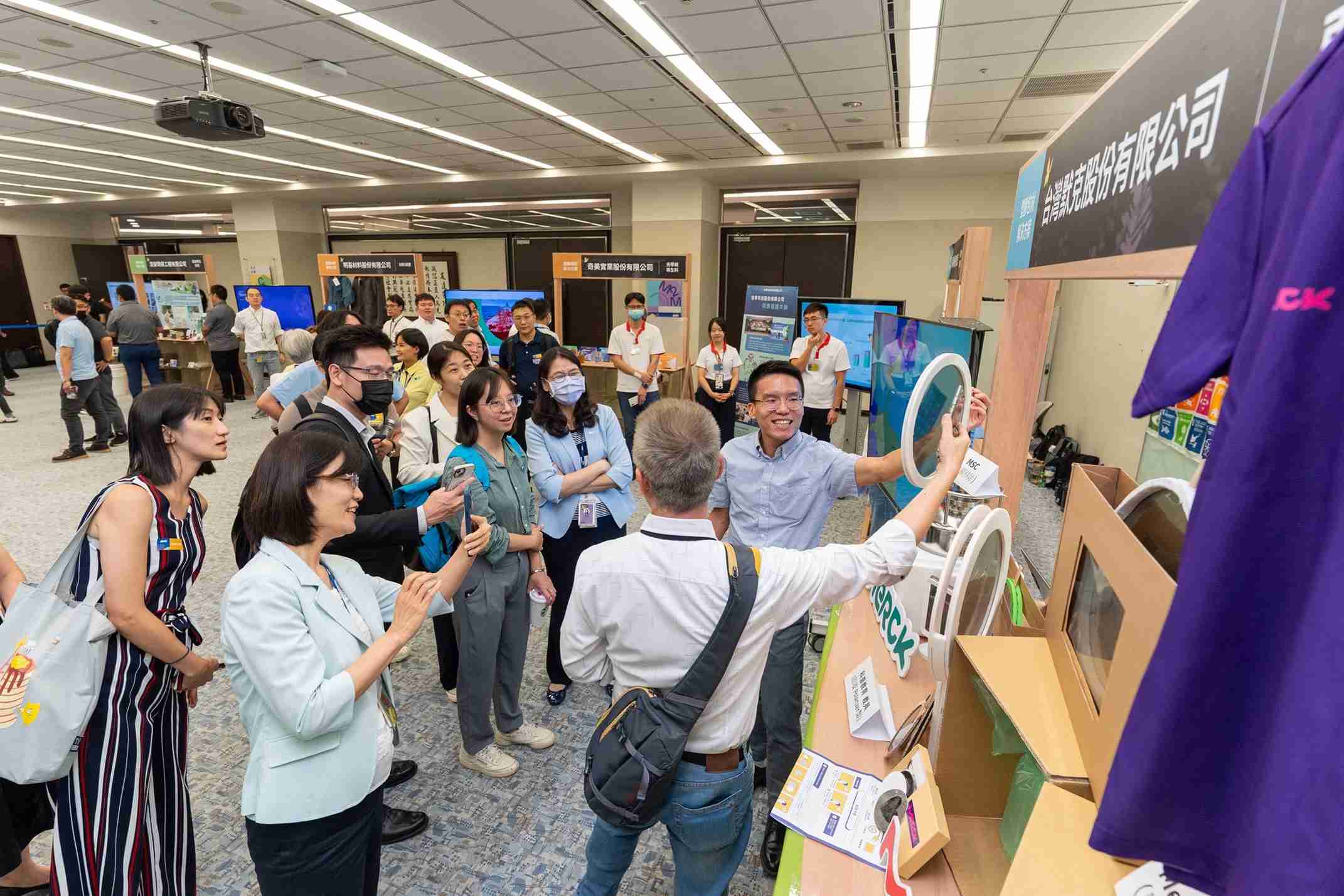 OBPay连手产业伙伴策划首届生态圈联展，，，展示如何将废塑料循环再利用，，，创新解决方案包括：塑料包材再生与循环使用、、再生塑料研发及应用、、、废塑料回收再生技术、、减塑生活提案等