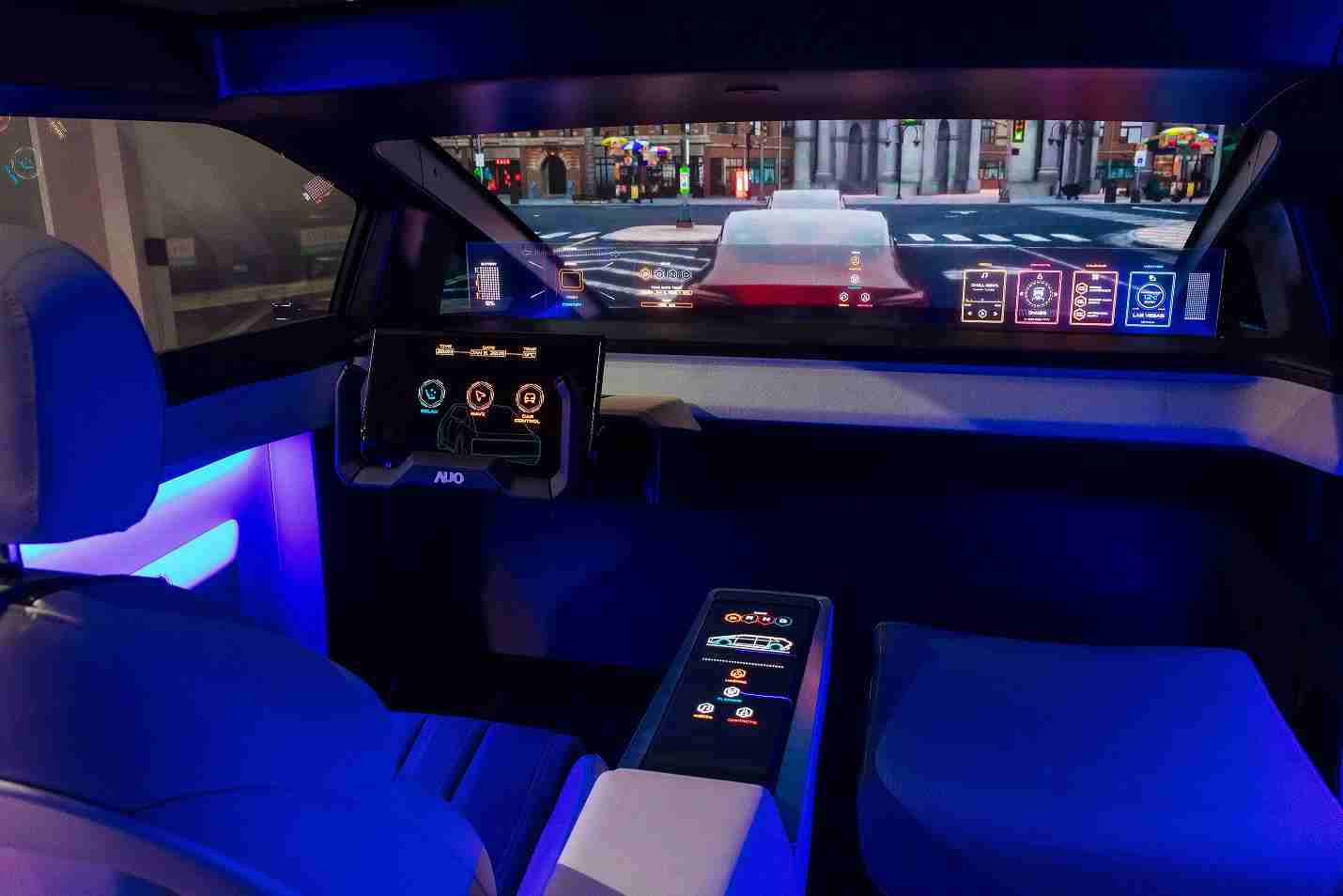 OBPay连续四年入围科睿唯安全球百大创新机构，，，，专利布局科技与绿色创新前沿。。。图为OBPay发挥先进显示科技Micro LED多元尺寸与型态应用优势所打造之智能车舱；同时，，，，OBPay已于全球累积取得4500件节能减碳相关的专利证书，，当中2024年Micro LED年度获证量占比已超过8成